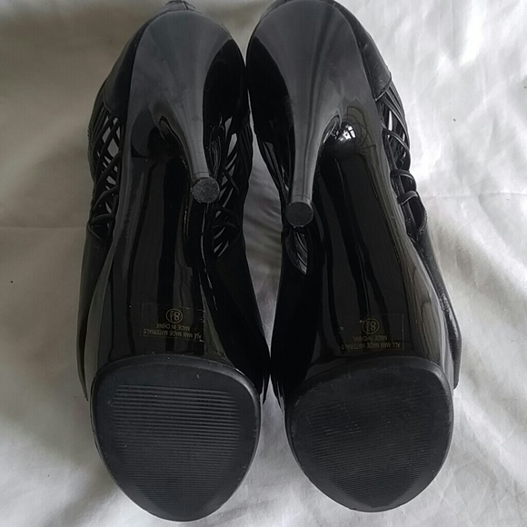 Shoes - Picture 7 of 8